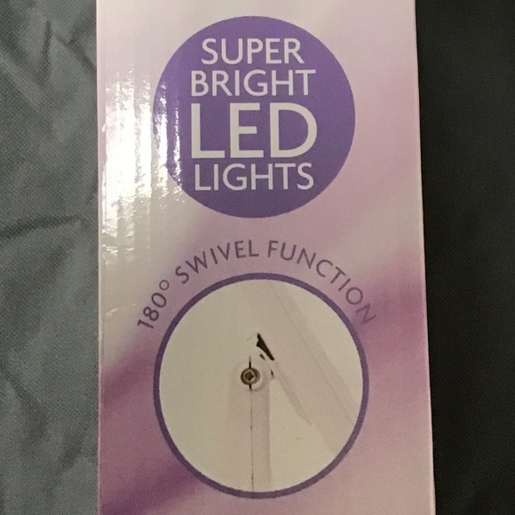 NWOT MAGNIFYING MIRROR WITH TOUCH SENSITIVE - Picture 6 of 7